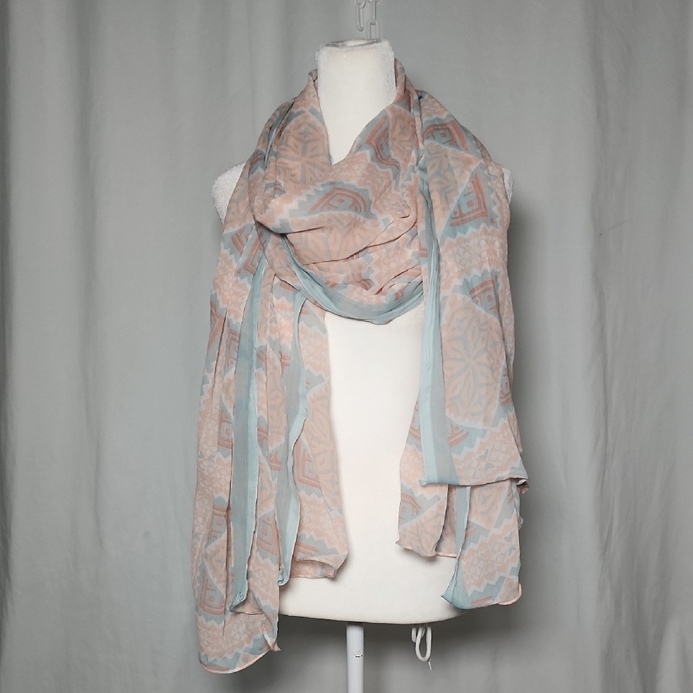 Chic Geometric Pattern Scarf in Soft Blue and Pink